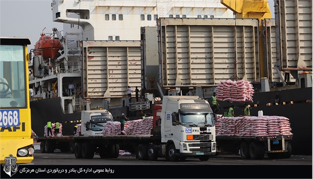 پهلوگیری سی و چهارمین کشتی کالاهای اساسی درسال جاری حامل ۳۱هزارتن برنج /تخلیه و بارگیری حدود یک میلیون و سیصد هزار تن انواع کالای اساسی در بندر شهید رجایی طی هشت ماه گذشته