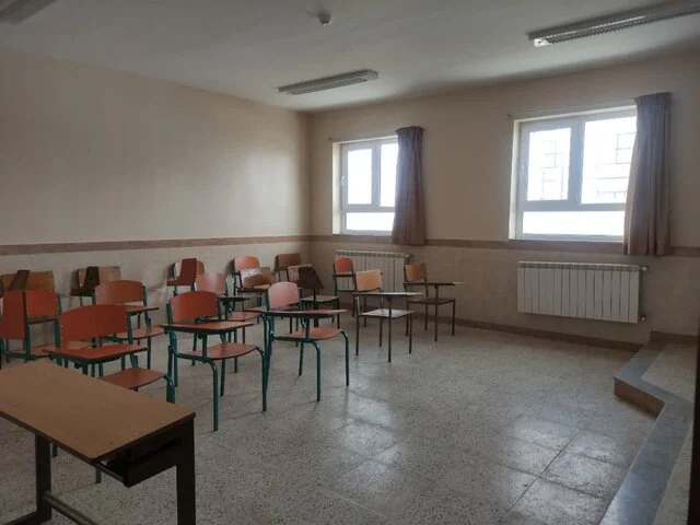 بازسازی مدارس تخریبی شهرستان میناب را با جدیت دنبال میکنیم