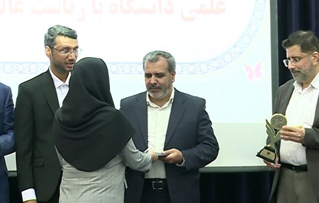 جایزه علمی بنیاد هرمزی به “آیدا آرمات” اعطا شد