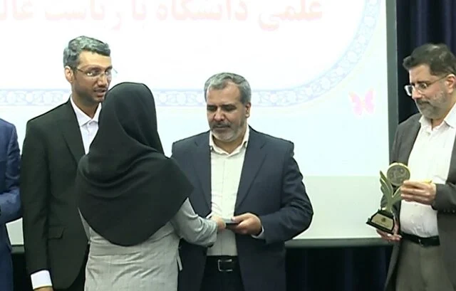 جایزه علمی بنیاد هرمزی به “آیدا آرمات” اعطا شد