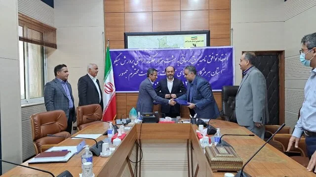 سه تفاهم نامه جهت برقرسانی به مزارع پرورش میگو هرمزگان به امضا رسید