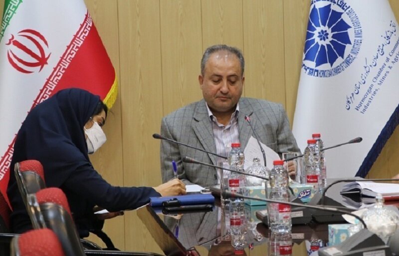 رئیس اتاق بازرگانی و صنایع و معادن هرمزگان:
                                شرکت‌های بزرگ اقتصادی هرمزگان، کارت بازرگانی‌شان را از استان بگیرند