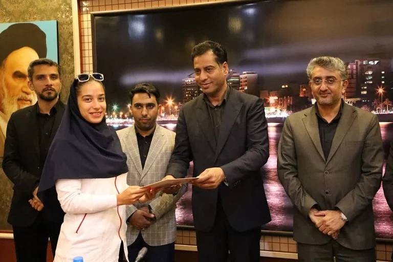 تجلیل از بانوان مدالآور مسابقات دراگون بوت کاپ جهانی چین توسط شهردار بندرعباس