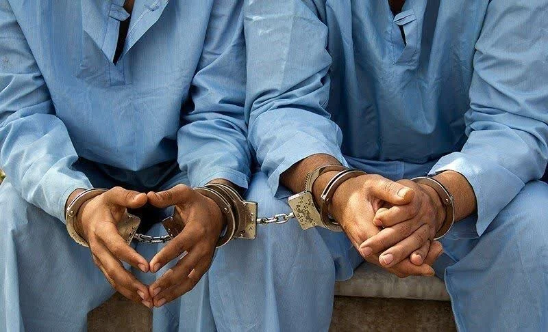 دستبند پلیس بر دستان سارقان به عنف موتورسیکلت در هرمزگان