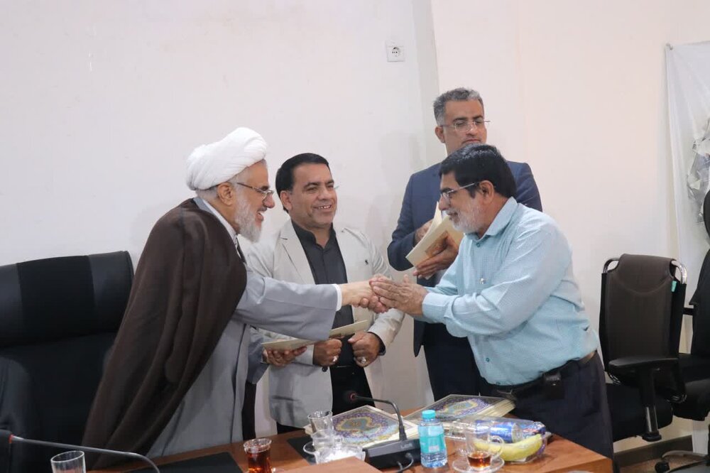 نماینده ولی فقیه در استان هرمزگان:
                                رسالت آزادگان انقلاب انتقال پیام شهدا به نسل آینده است