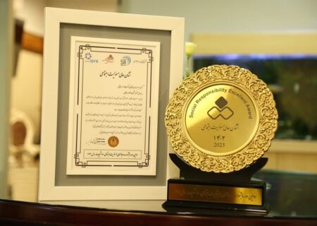 فولاد هرمزگان نشان عالی مسئولیت اجتماعی «پیشرفته» دریافت کرد