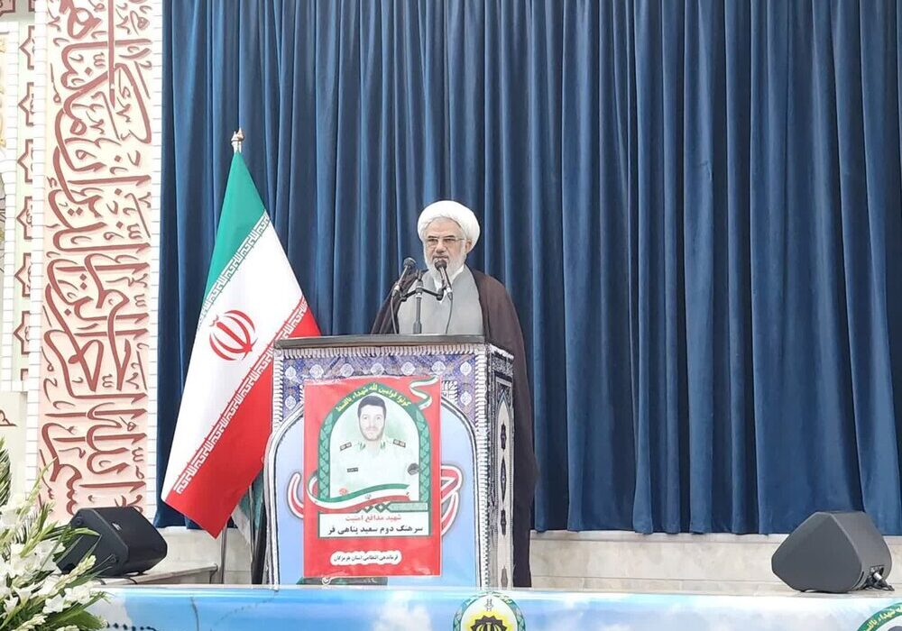 نماینده ولی فقیه در هرمزگان:
                                نیروهای انتظامی اجازه قدعلم کردن قانون‌شکنان‌ را نمی‌دهند