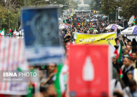 راهپیمایی ۱۳ آبان در بندرعباس با حضور پررنگ نسل جدید برگزار شد