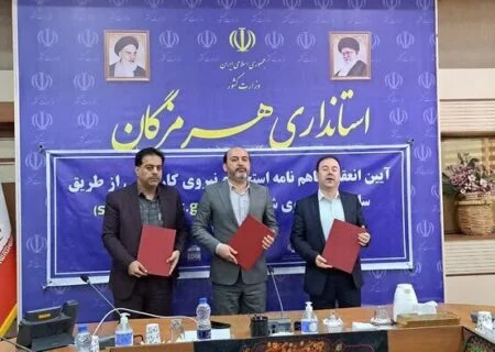 استاندار هرمزگان:
                                تفاهم‌نامه جذب ۲۲۰۰ نفر نیروی بومی در فولاد هرمزگان بسته شد