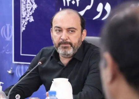 استاندار هرمزگان:
                                 وانت‌های میوه‌فروش و دکه‌های بدون مجوز بندرعباس ساماندهی شود