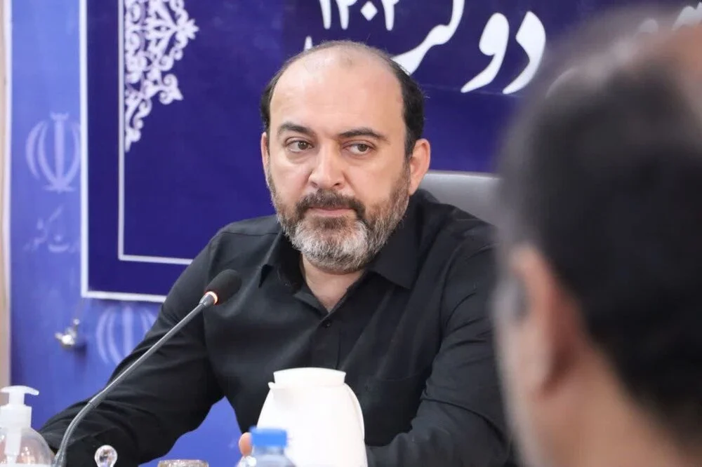 استاندار هرمزگان:
                                 وانت‌های میوه‌فروش و دکه‌های بدون مجوز بندرعباس ساماندهی شود
