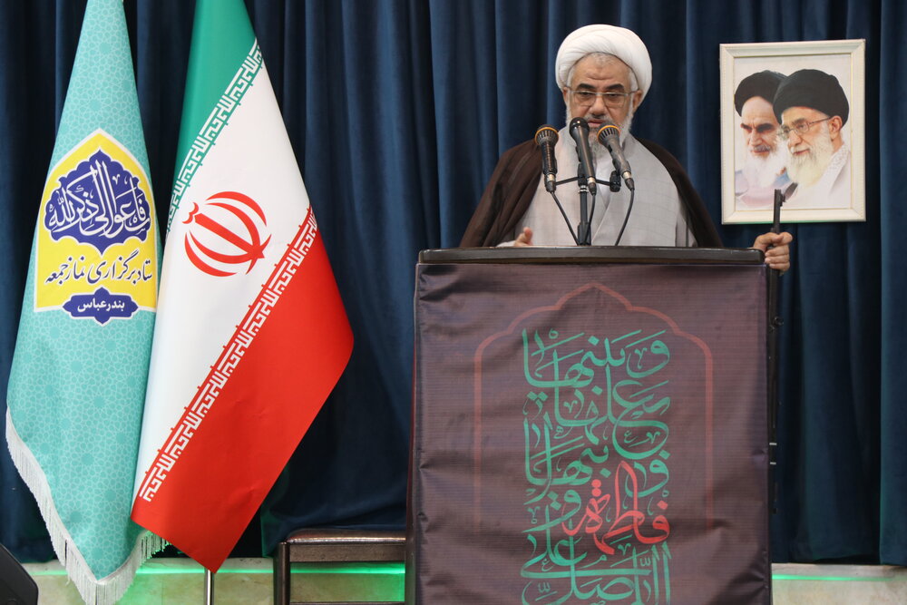 امام جمعه بندرعباس:
                                نمایندگان مجلس اجازه نفوذ قدرت‌ها در قانون‌گذاری‌ را ندهند