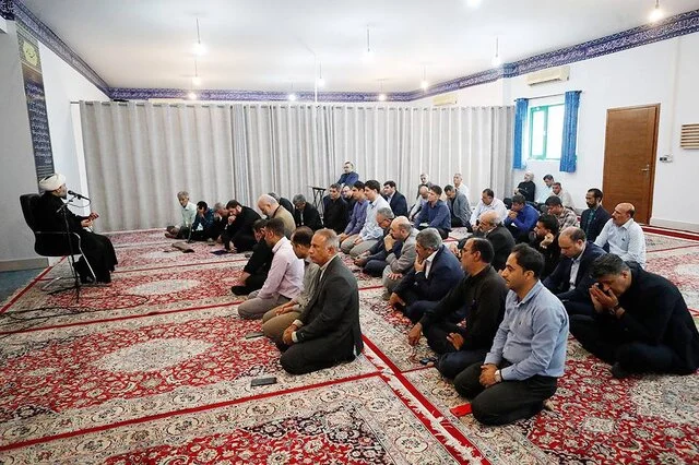 یک جزیره سیاهپوش مادر است