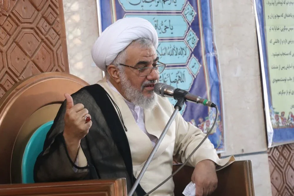 نماینده ولی فقیه در استان هرمزگان:
شهید سلیمانی مردم کشورهای جهان را برای مقابله با مستکبران پای کار آورد