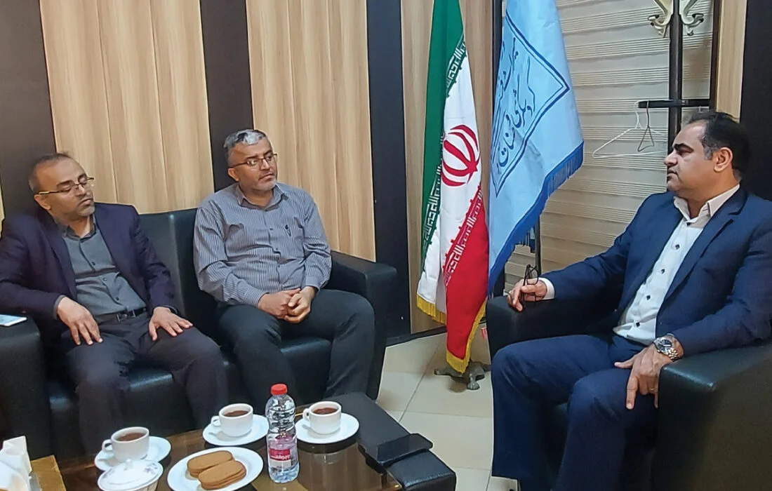 ساخت سکوی نشیمن و بازارچه صنایعدستی در ساحل دستیر پارسیان (گاوبندی)