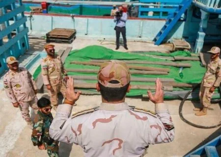 کشف ۱۲۸ هزار لیتر سوخت قاچاق در آب‌های خلیج‌ فارس/ ۴ نفر قاچاقچی دستگیر شدند