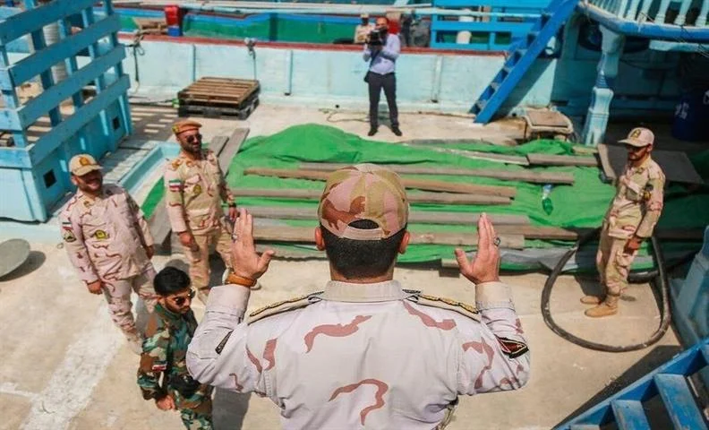 کشف ۱۲۸ هزار لیتر سوخت قاچاق در آبهای خلیج فارس/ ۴ نفر قاچاقچی دستگیر شدند
