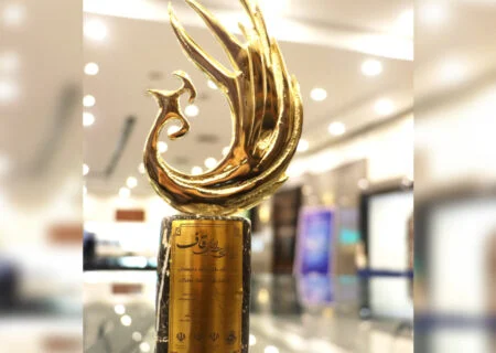 اهدای تندیس جشنواره مسئولیت اجتماعی به فولاد هرمزگان