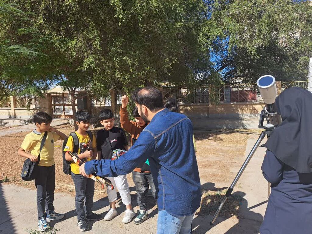 برگزاری بازدید علمی نجوم و رصد خورشید در مرکز فرهنگی هنری رسالت بندرعباس