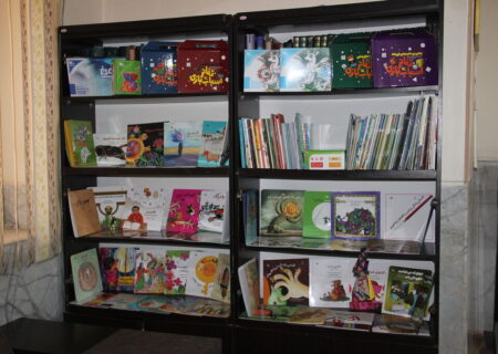اهدا ۲۰۰ جلدکتاب و بازی و سرگرمی به کتابخانه محل نگهداری کودکان خیابانی