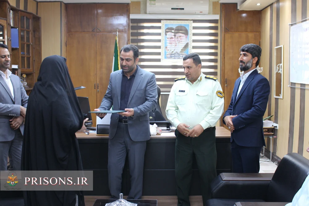 تجلیل از کارکنان خانواده شهید زندان های استان هرمزگان