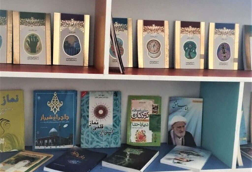 تجهیز قفسه کتاب نمازخانه کودک ونوجوان با ۴۰ عنوان در حوزه مفاهیم دینی و مذهبی