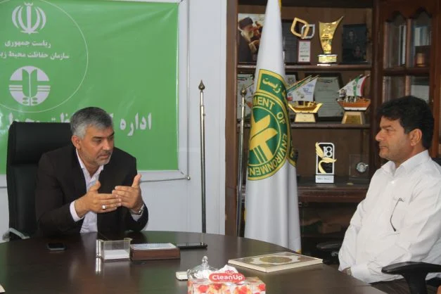 مدیرکل حفاظت محیط زیست هرمزگان با فرزندان ایثار گروشاغل در این اداره کل دیدار کرد