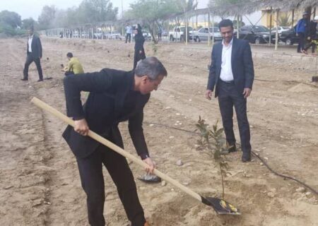 مراسم روز درختکاری و گرامیداشت هفته منابع طبیعی در روز ۱۵ اسفند ۱۴۰۲ دردانشگاه هرمزگان با حضور رئیس سازمان جهاد کشاورزی به همراه استاندار استان و تنی چند از مسئولان استانی و مشابه این مراسم در سایت هیمکو با حضور همکاران جهاد کشاورزی برگزار شد.