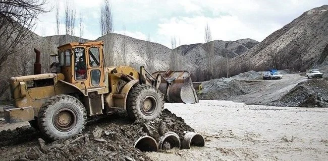 بسته شدن برخی راههای ارتباطی سیریک بر اثر بارندگی