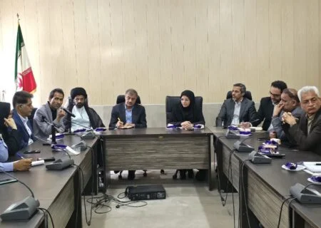 به منظور بررسی وضعیت آفات نخیلات شهر فین بندرعباس با حضور مریم جلیلى مقدم رئیس سازمان حفظ نباتات، مرادی نماینده مردم هرمزگان در مجلس شورای اسلامی، امیر بابک صاحب نظر معاون توسعه مدیریت و منابع سازمان حفظ نباتات، ولى الله رضایى معاون دفتر پیش آگاهى سازمان حفظ نباتات، عباس مویدی رئیس سازمان جهاد کشاورزی استان هرمزگان، مسعود گرگیج معاون بهبود تولیدات گیاهی استان، الهام اسدپور مدیر حفظ نباتات استان، بخشدار شهر فین و دیگر همکاران و باغداران شهر فین در بخشداری فین برگزار شد.