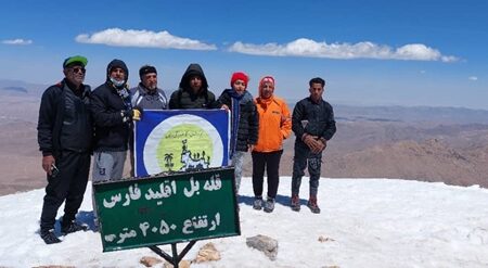 صعود تیم کوهنوردی دانشگاه علوم پزشکی هرمزگان به قله ۴۰۵۰ متری بل استان فارس