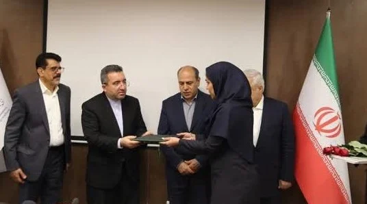 آئین واگذاری ۴۵۶۶ هزار سند شهرکها و نواحی صنعتی و واحدهای تولیدی استان