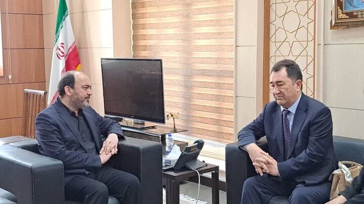 بمناسبت شهادت رئیس جمهور ایران کنسول قزاقستان با استاندار هرمزگان دیدار کرد