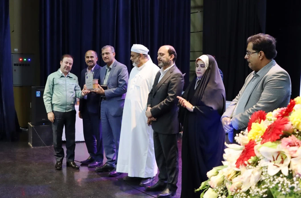 در سی و پنجمین جشنواره امتنان از کارگران نمونه، گروههای نخبه کار و واحدهای نمونه استان هرمزگان انجام شد؛ تقدیر از فولاد هرمزگان به عنوان برترین واحد کارفرمایی استان هرمزگان