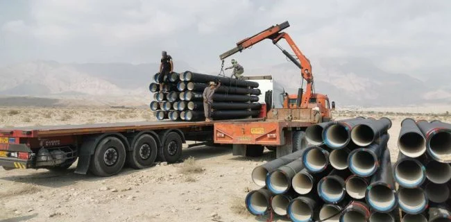 آبِ آب شیرین کن خلیج فارس به تازیان رسید/پایداری وضعیت آب تازیان و روستاهای همجوار با حمایت استاندار هرمزگان