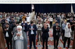اقامه نماز تسلیم وبندگی با حضور کیشوندان و گردشگران