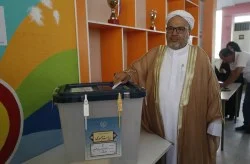 امام جمعه اهل سنت کیش: مشارکت حداکثری مردمی به عشق شهدا وکشور