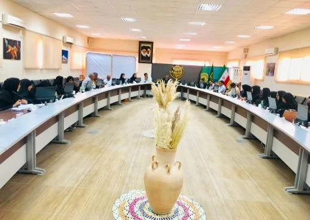 این جلسه با حضور مدیر صنایع تبدیلی و غذایی سازمان جهاد کشاورزی استان هرمزگان ،معاون سازمان نظام مهندسی کشاورزی و منابع طبیعی استان، رئیس اداره بررسی و نظارت بر طرح ها، جمعی از همکاران جهاد کشاورزی شهرستان ها، نمایندگان سازمان نظام مهندسی کشاورزی و منابع طبیعی مستقر در شهرستان ها و کارشناسان عوامل نظارتی این حوزه در محل سالن پیارم برگزار شد.