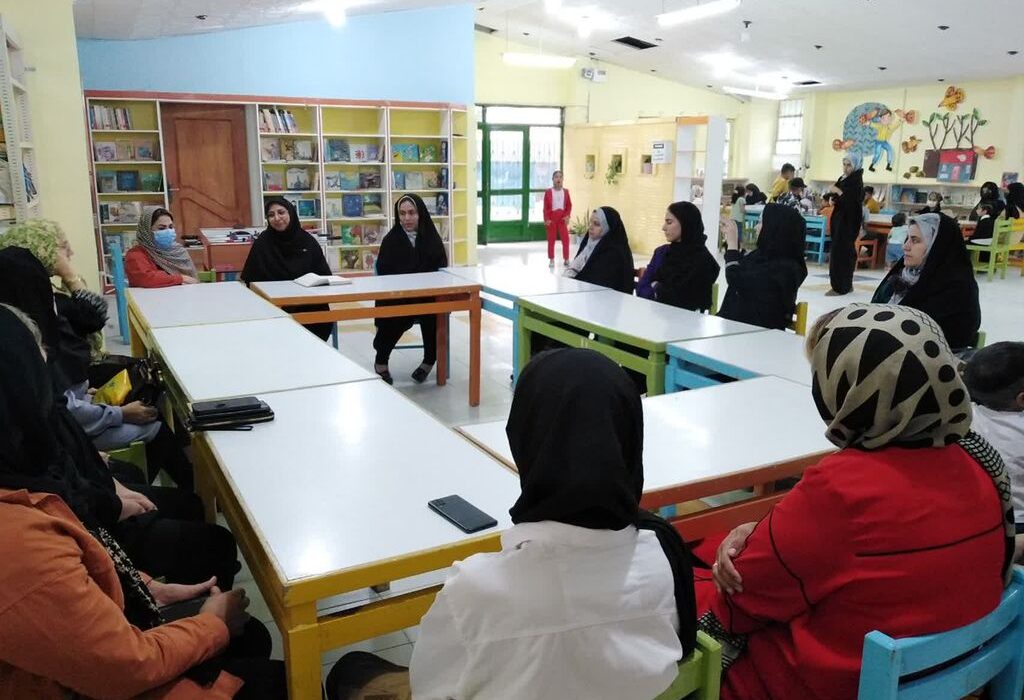 نشست صمیمانه مدیرکل کانون پرورش فکری با اعضا و خانواده هایشان در شهرستان حاجی آباد