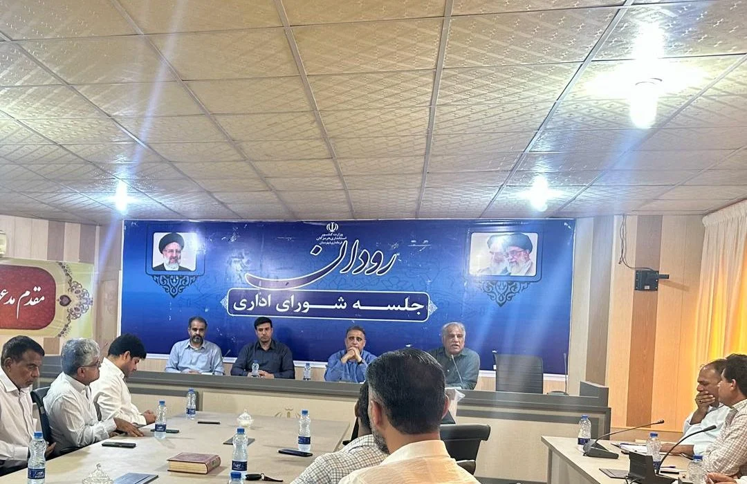 این نشست با حضور رئیس دفتر نماینده مجلس شورای اسلامی، رئیس انجمن گلخانه داران، رئیس اتاق اصناف، مدیر امور باغبانی، مدیر جهاد کشاورزی شهرستان و بهره برداران و سرمایه گذاران بخش کشاورزی شهرستان رودان برگزار شد.