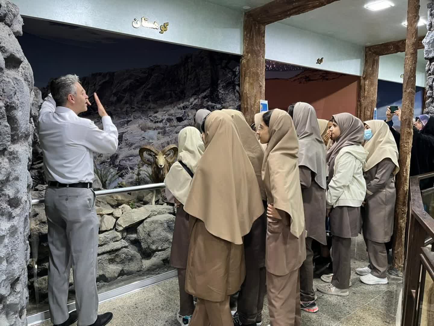 بازدید دانش‌آموزان پایه هفتم دبیرستان نمونه دولتی نورالهدی از مرکز تخصصی علوم