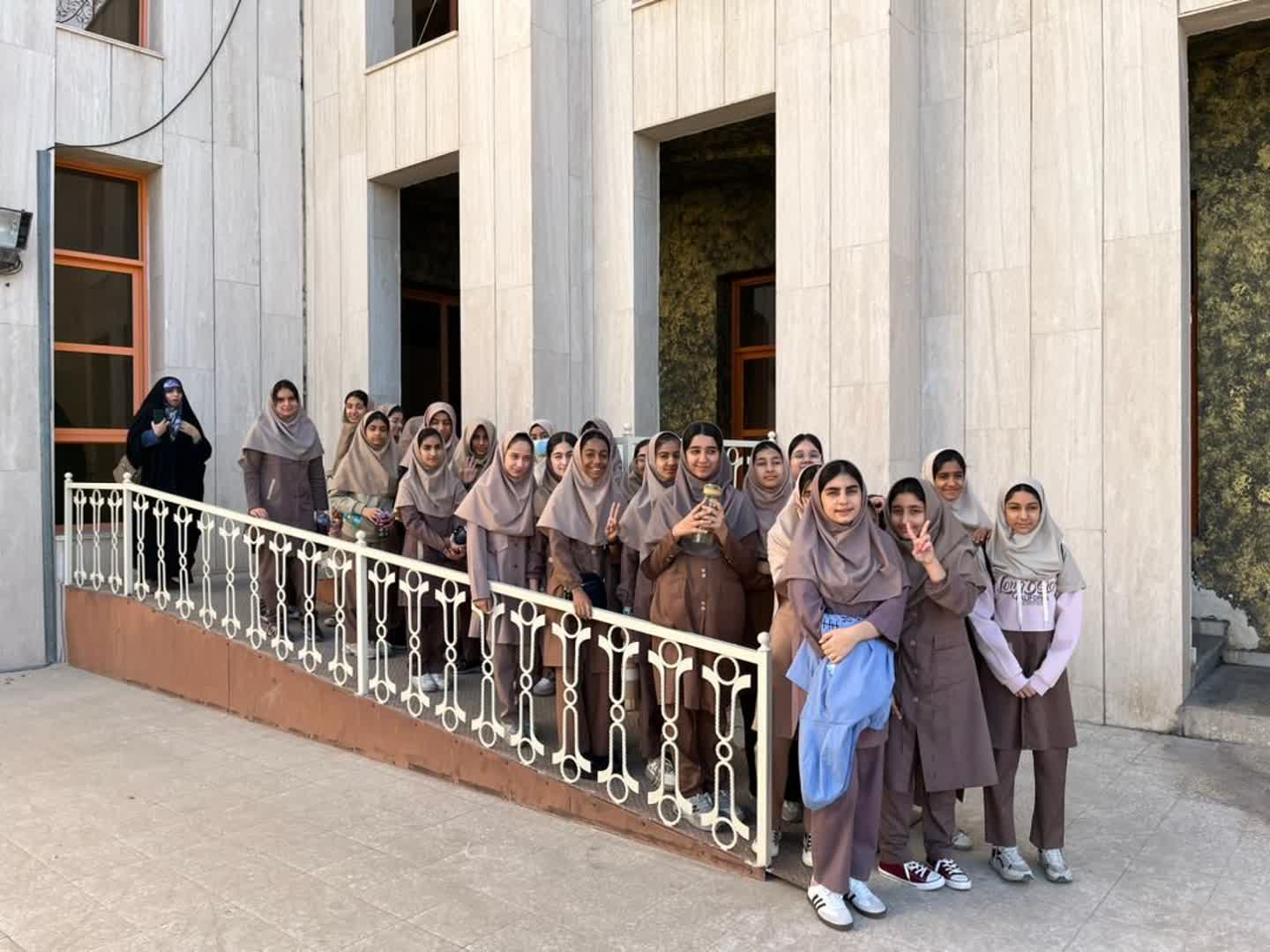 بازدید دانش‌آموزان پایه هفتم دبیرستان نمونه دولتی نورالهدی از مرکز تخصصی علوم