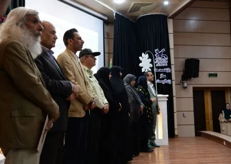 تقدیر مدیر کل از محمدعلی قویدل عضو وقصه گوی پیشکسوت کانون پرورش فکری کودکان و نوجوانان هرمزگان