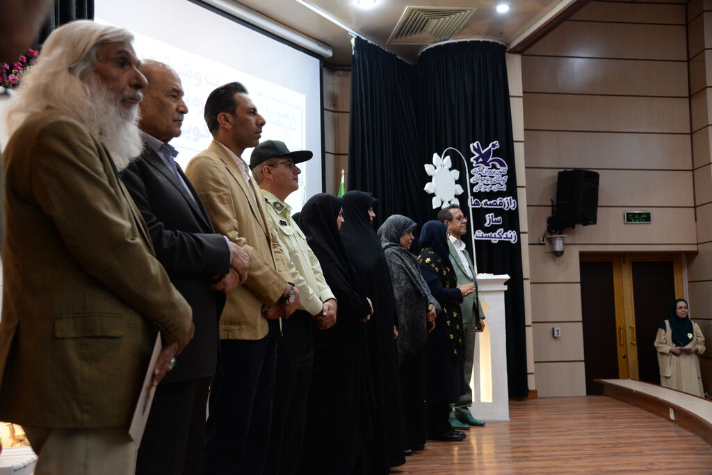 تقدیر مدیر کل از محمدعلی قویدل عضو وقصه گوی پیشکسوت کانون پرورش فکری کودکان و نوجوانان هرمزگان