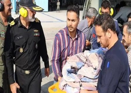نجات و انتقال مجروحان حادثه رانندگی در بندرجاسک، توسط بالگرد نیروی دریایی ارتش