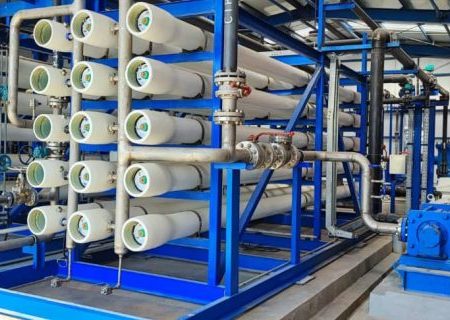 ۷ آب شیرین کن با ظرفیت ۲۱ هزار متر مکعب برای تامین آب هرمزگان در حال احداث است