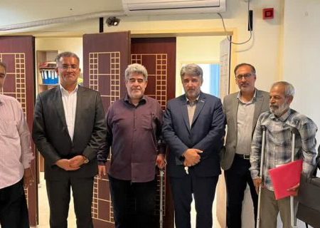 افتتاح میز خدمت بیمه دی در بنیاد شهید و امور ایثارگران شهرستان بندرعباس