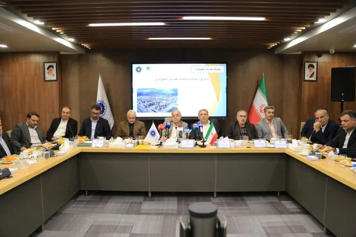 تأکید استاندار هرمزگان بر بهرهگیری از ظرفیتهای اقتصادی و رفع موانع تولید
