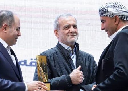 تقدیر از عیسی علی پور صیاد هرمزگانی به عنوان صیاد نمونه میگو گیر کشور