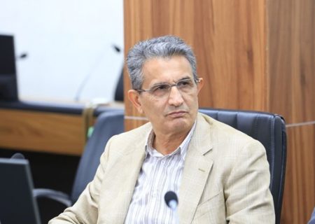 دکتر شهرام زارع معاون تحقیقات و فناوری کشف گونه جدید عقرب را به دکتر مهران شاهی تبریک گفت